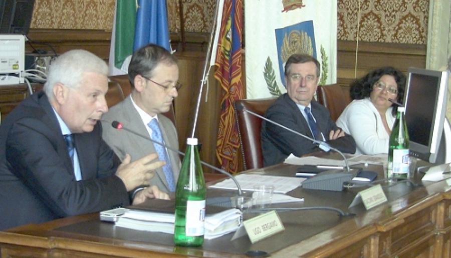 l'assessore Grandolfo (secondo da sx) durante un convegno l'assessore Grandolfo (secondo da sx) durante un convegno