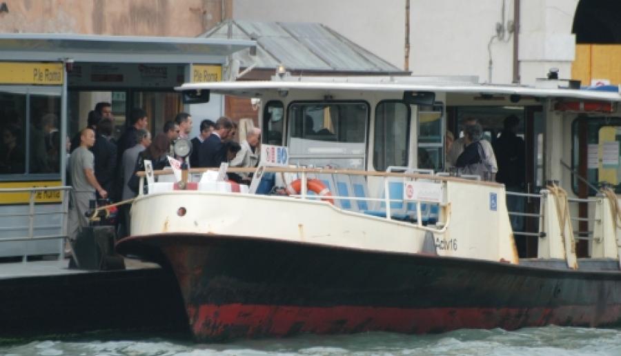 Venezia, in vaporetto: trasporto acqueo di Actv (foto: Giorgio Boato) Venezia, in vaporetto: trasporto acqueo di Actv (foto: Giorgio Boato)