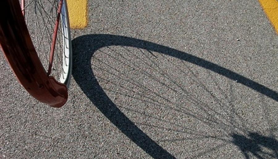 bicicletta in strada, particolare (foto: Mario Fletzer) bicicletta in strada, particolare (foto: Mario Fletzer)