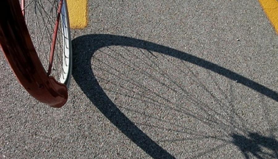 ruota di bicicletta su strada (foto: Mario Fletzer) ruota di bicicletta su strada (foto: Mario Fletzer)